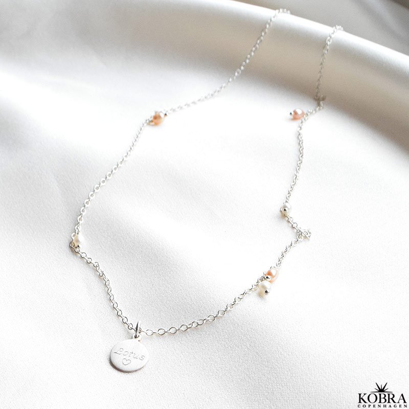 "Wilma" pearl necklace with mini id tag in silver