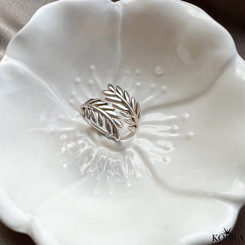 "Scarlett" ring i sterling sølv med blade