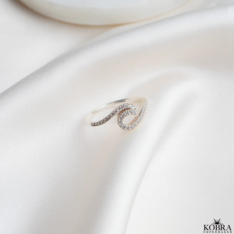 "River"blget slv ring med sten