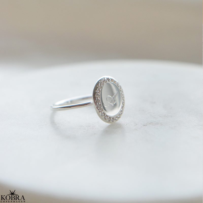 "Dazzling" slv ring med hvide sten  personlig indgravering