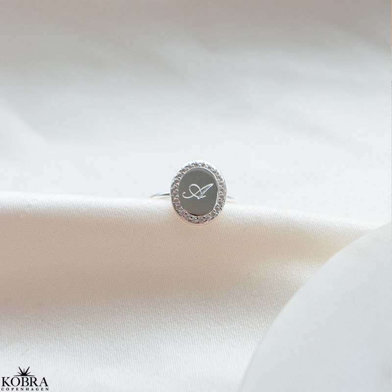 "Dazzling" slv ring med hvide sten  personlig indgravering