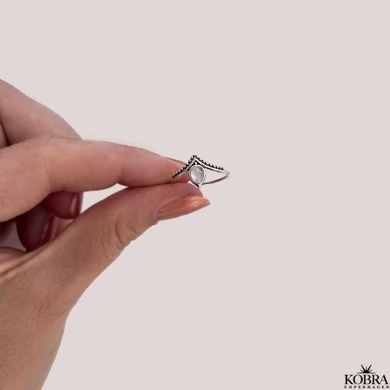 "Mae" slv ring med moonstone
