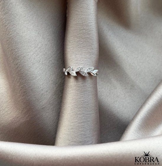 "Janelle" enkel ring med blade i slv