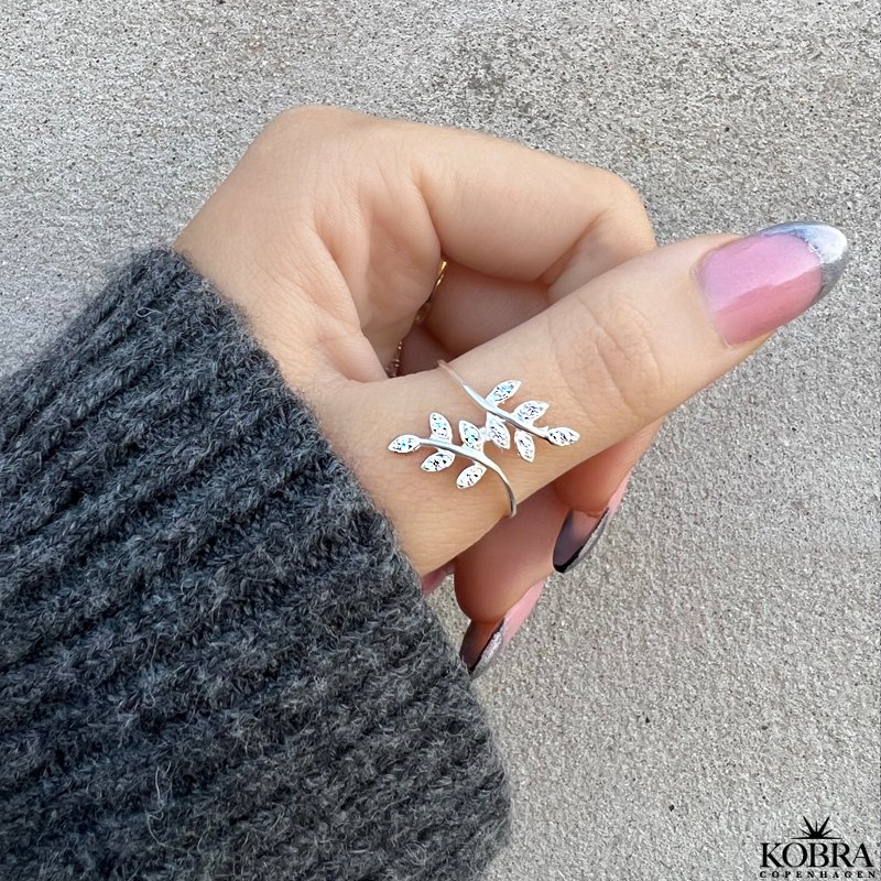 "Viva" smuk slv ring med hvide sten og blade