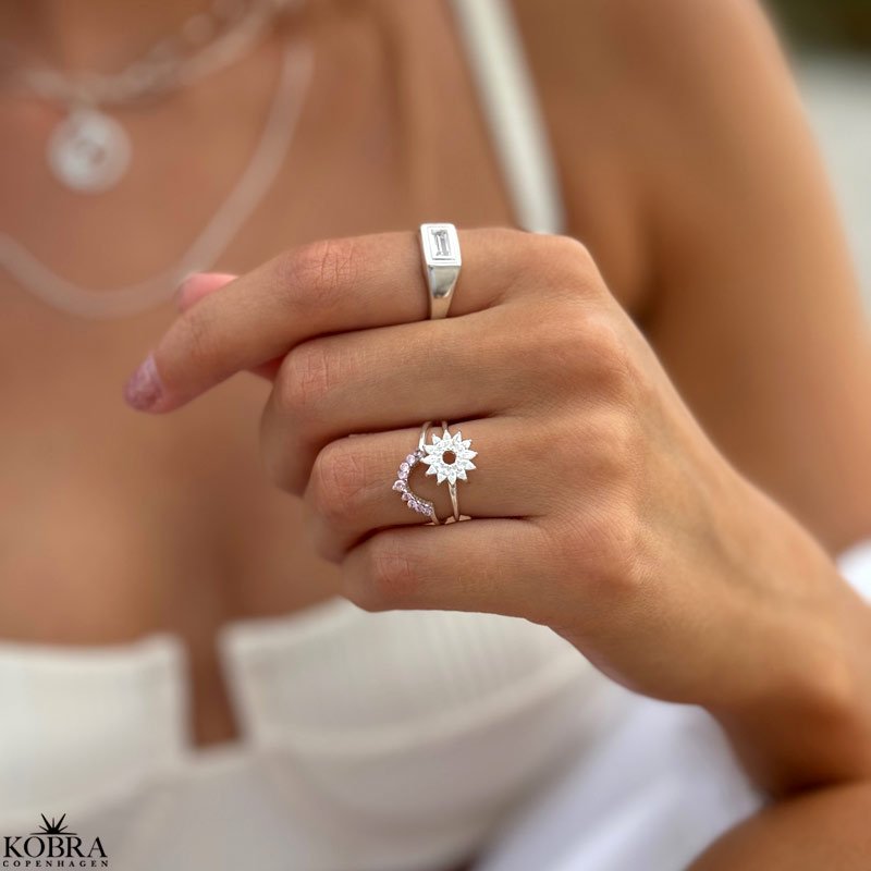 "Roxy" signet ring i slv med hvid zirkonia