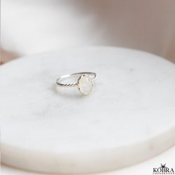 "Lullo" slv ring med en skn "rainbow moonstone"