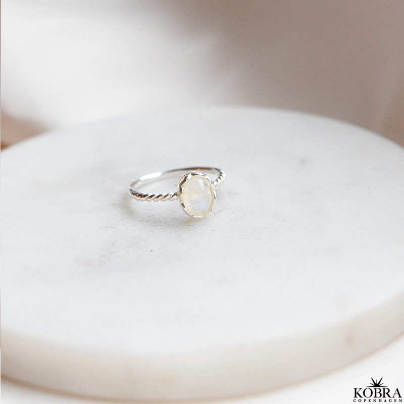 "Lullo" slv ring med en skn "rainbow moonstone"