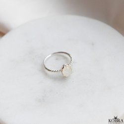 "Lullo" slv ring med en skn "rainbow moonstone"