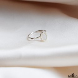 "Lullo" slv ring med en skn "rainbow moonstone"