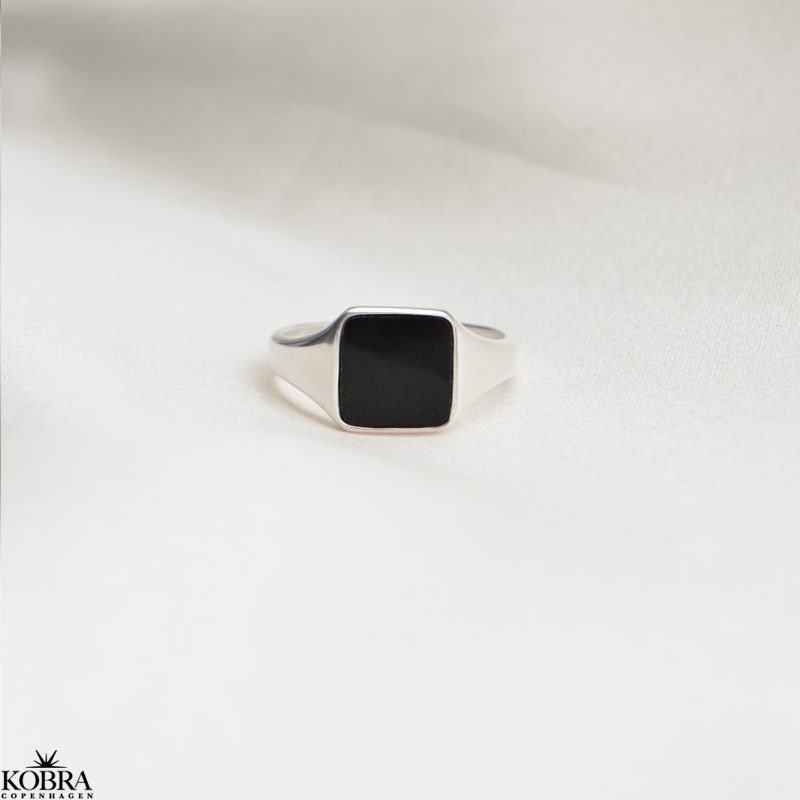 "Midnight" signet ring med sort onyx i slv til mnd