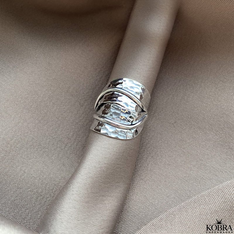 "Larissa" stor ring i unikt design i sterling slv