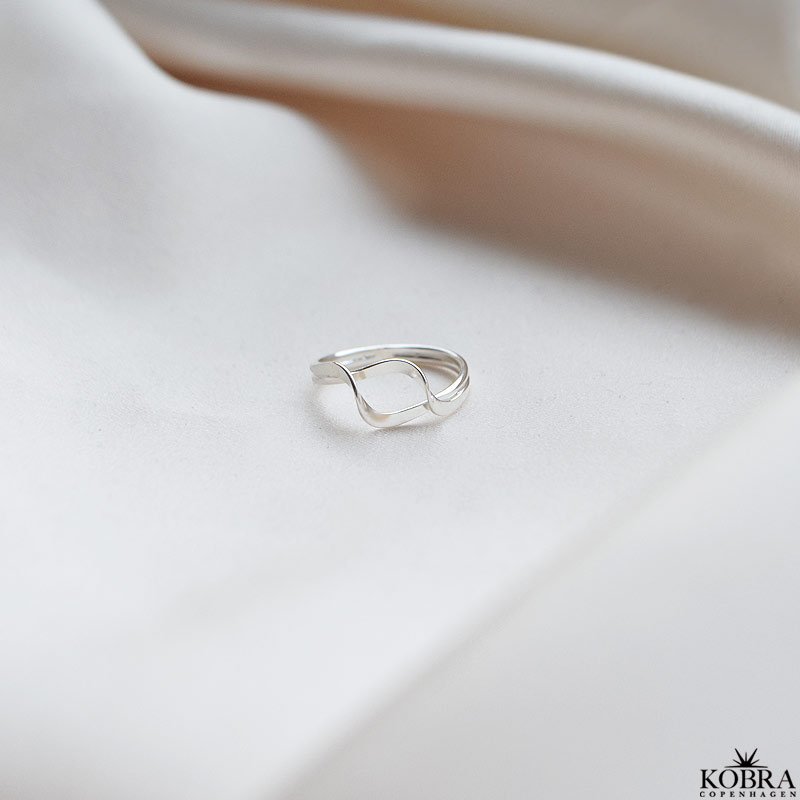 "Zoe" wavy slv ring
