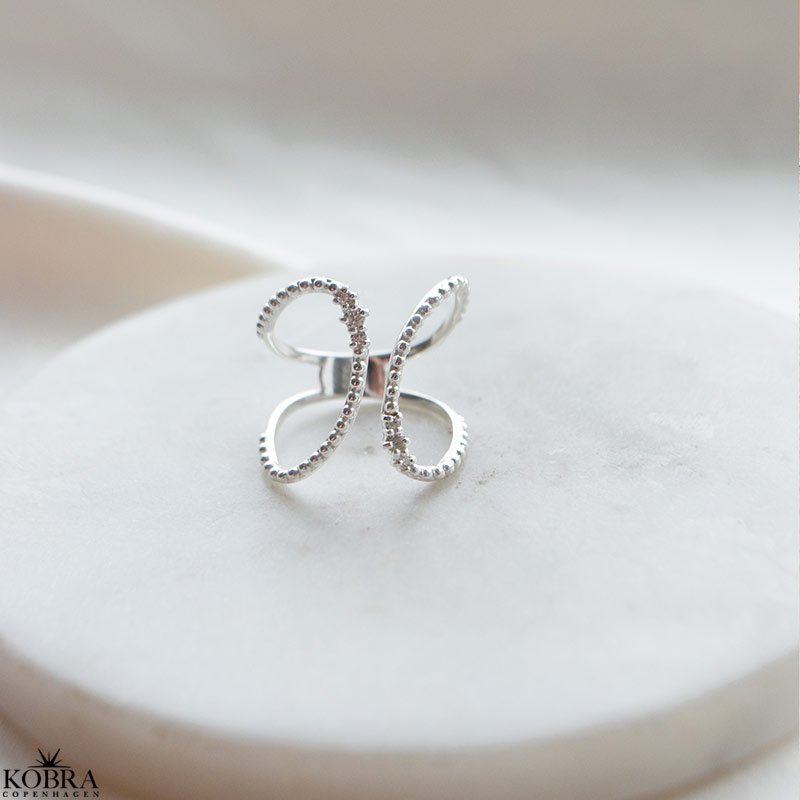 "Ivalo" V-Ring  slv ring med slvkugler og hvide zirkonia