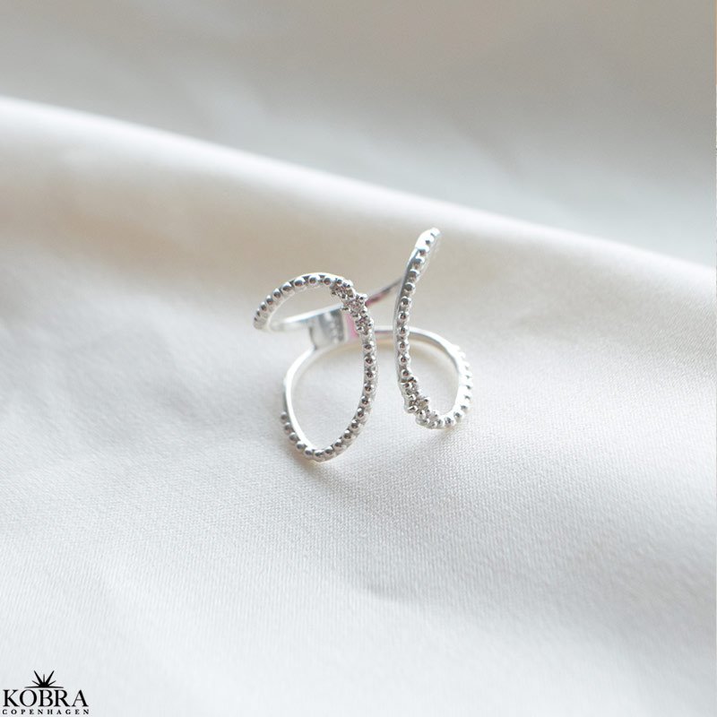 "Ivalo" V-Ring  slv ring med slvkugler og hvide zirkonia