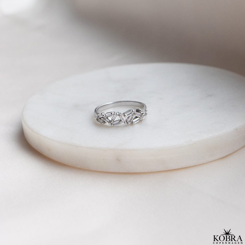 "Romina" Slv ring spkket med hvide sten