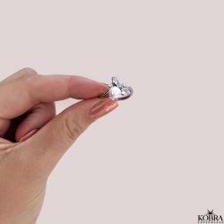 "Magda" slv ring med hvide sten og gte ferskvandsperle