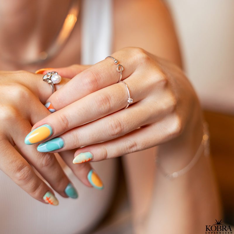 "Aurora" fin slvring med lille hvid sten