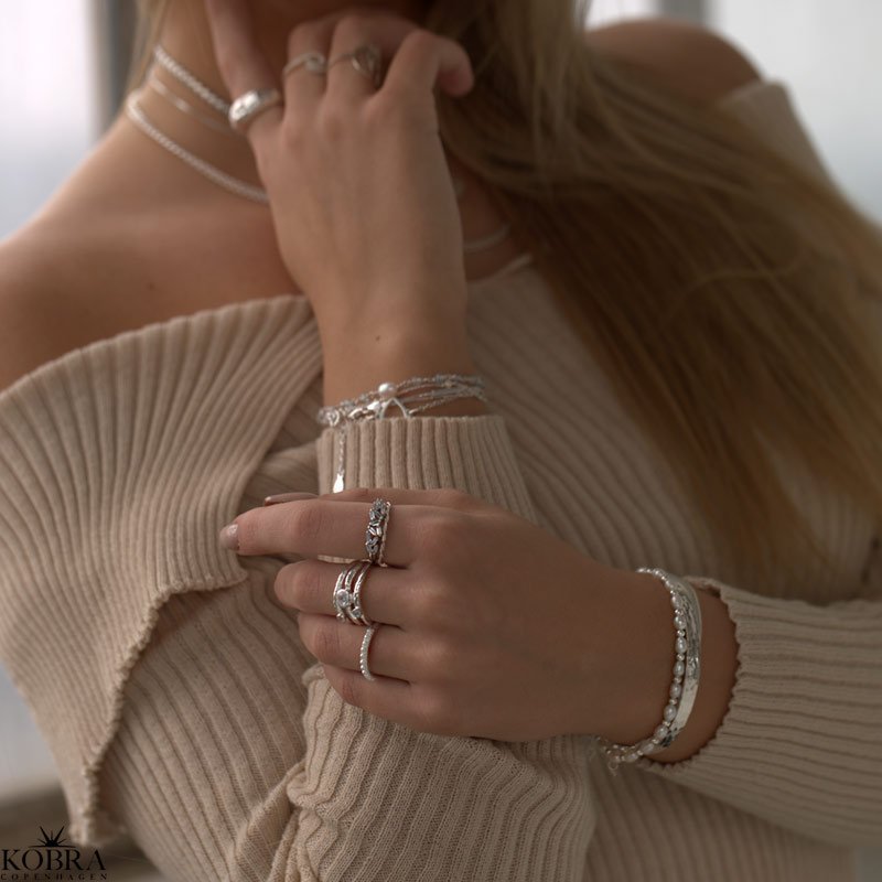 "Romina" Slv ring spkket med hvide sten