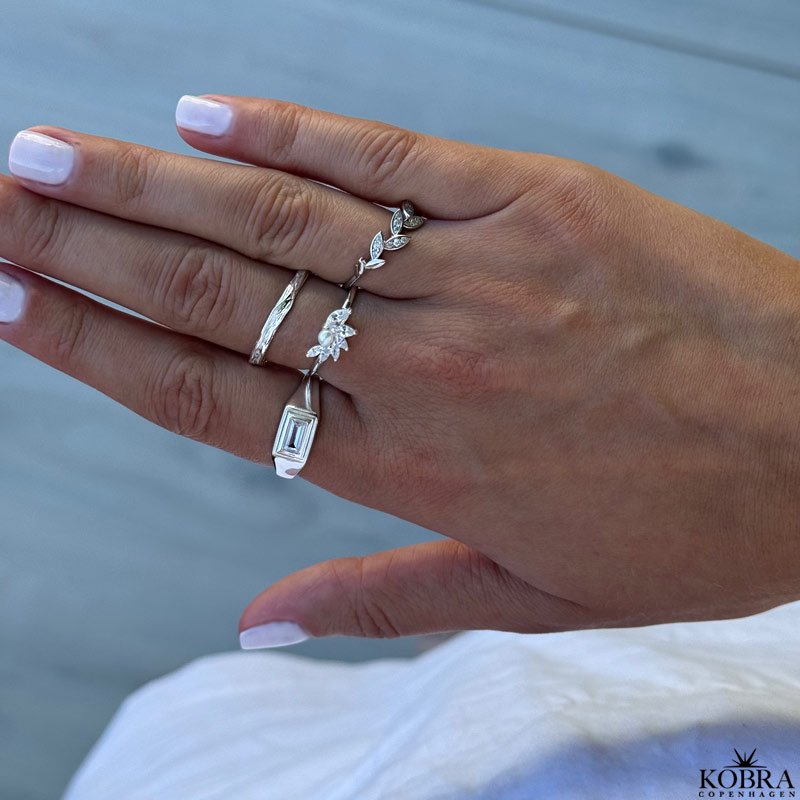 "Janelle" enkel ring med blade i slv