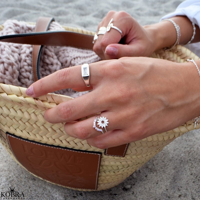 "Roxy" signet ring i slv med hvid zirkonia