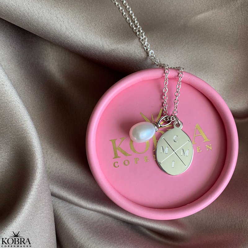 "Treasure" halskde i slv inklusiv din gravering samt hvid ferskvandsperle