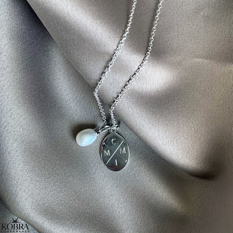 "Treasure" halskde i slv inklusiv din gravering samt hvid ferskvandsperle