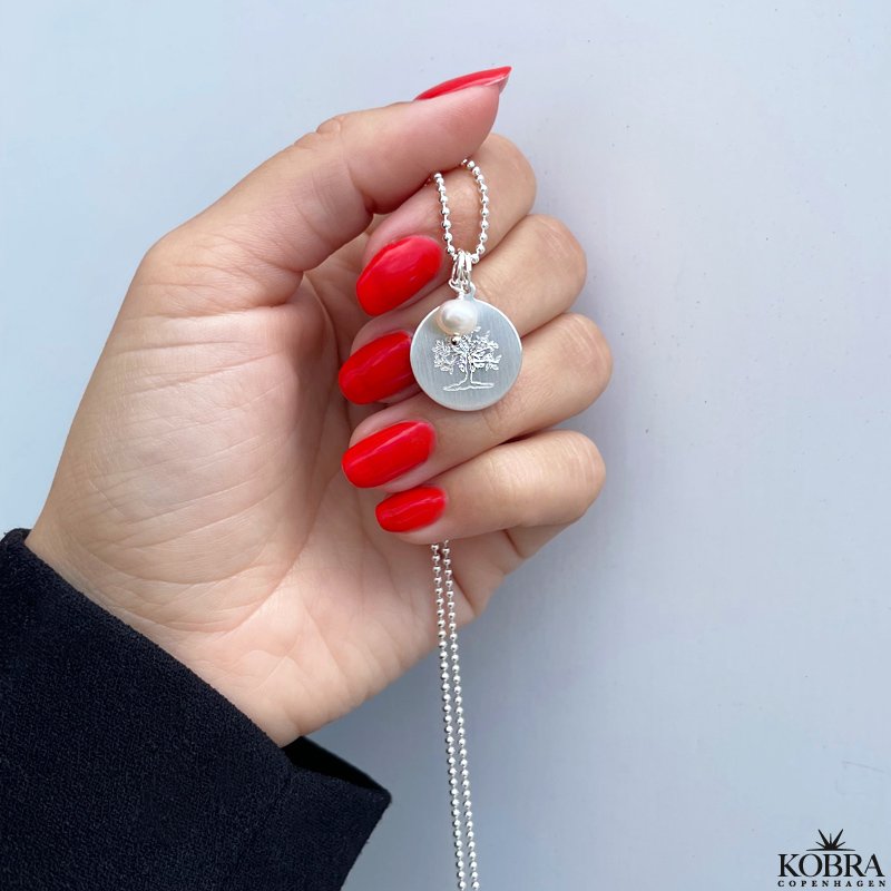 Livets Træ smykke i sølv med personlig gravering samt hvid ferskvandsperle