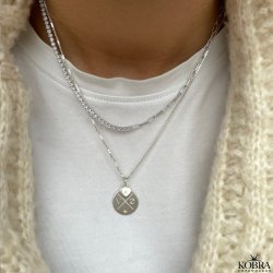 Rund "Rocket" krydsgravering halskde med sten i slv