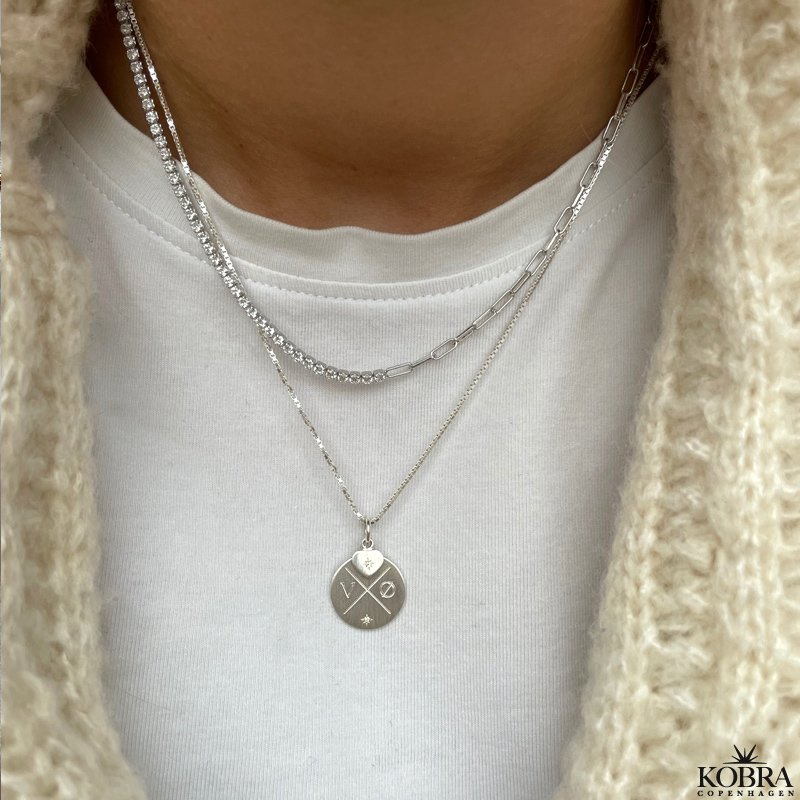 Rund "Rocket" krydsgravering halskde med sten i slv