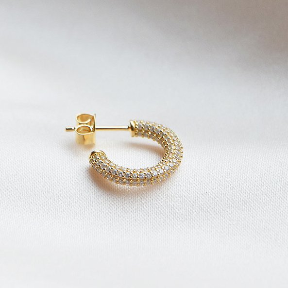 "Sparkling" 1 stk guld �reringe med sten