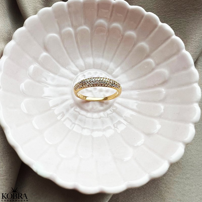 "Sparkling" guld ring med hvide sten