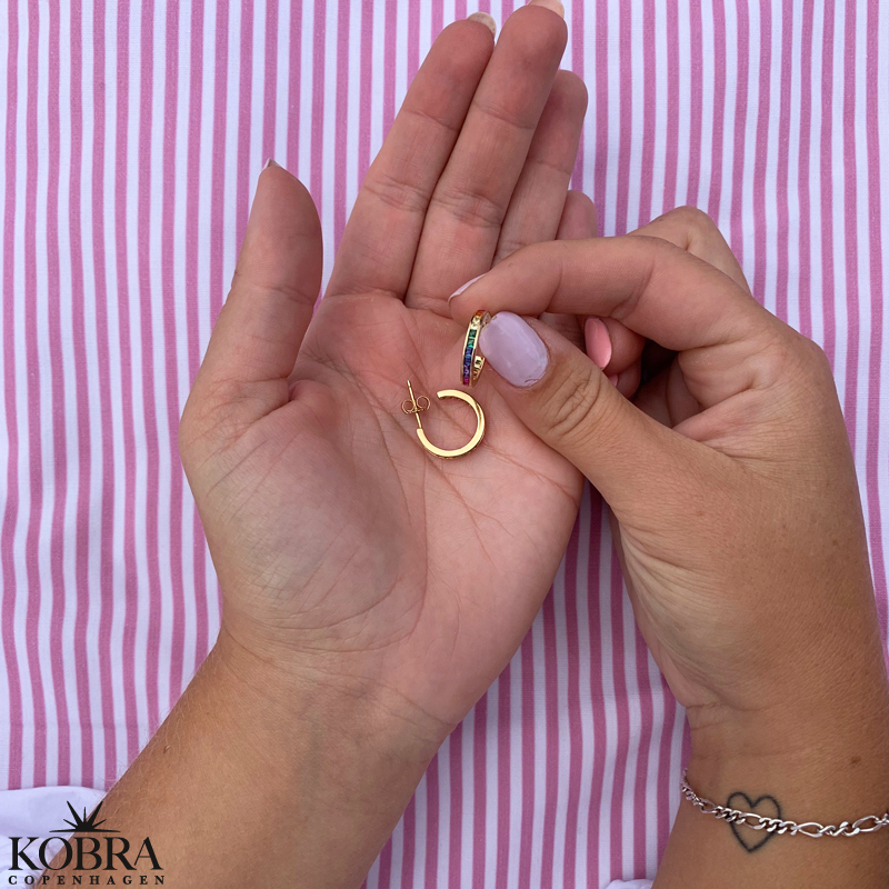 Sm "Spring" hoops i guld med multifarvet sten