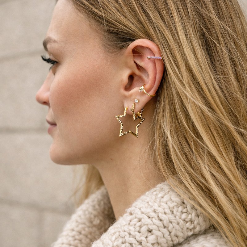 "Camille" earcuff i 18k guldpl�terat sterlingsilver med zirkonia.