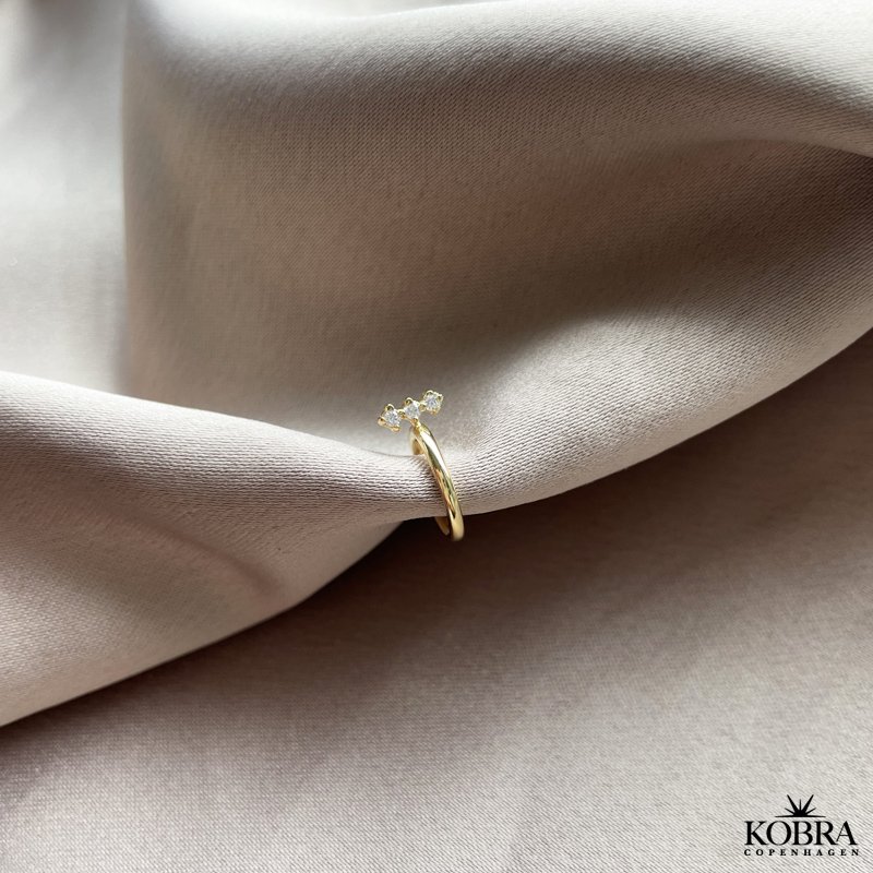 "Flake" Simpel guld earcuff med sten 