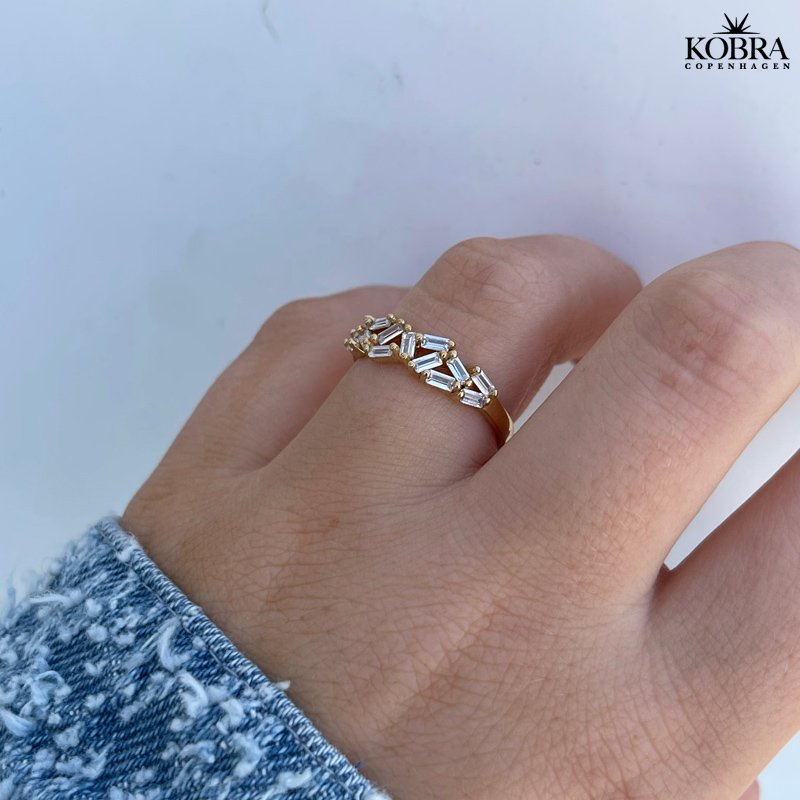 "Romina" guld ring spkket med hvide sten
