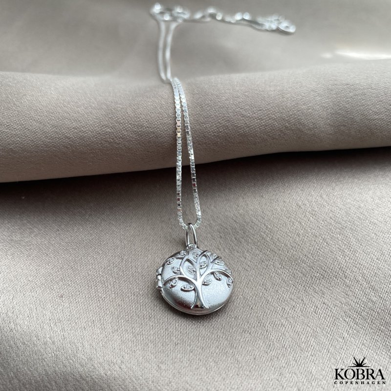 "Lia" slv medaljon med livets tr