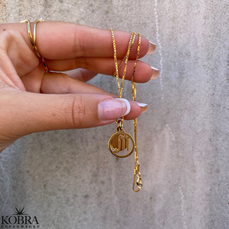 Guld halskde med dit stjernetegn og lille rund charm