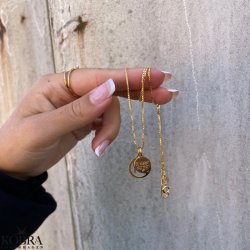 Guld halskde med dit stjernetegn og lille rund charm