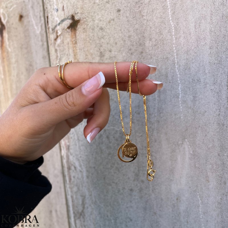 Guld halskde med dit stjernetegn og lille rund charm