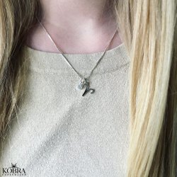 "Hoshi" hndlavet  Zodiac halskde i sterling slv med hvid sten