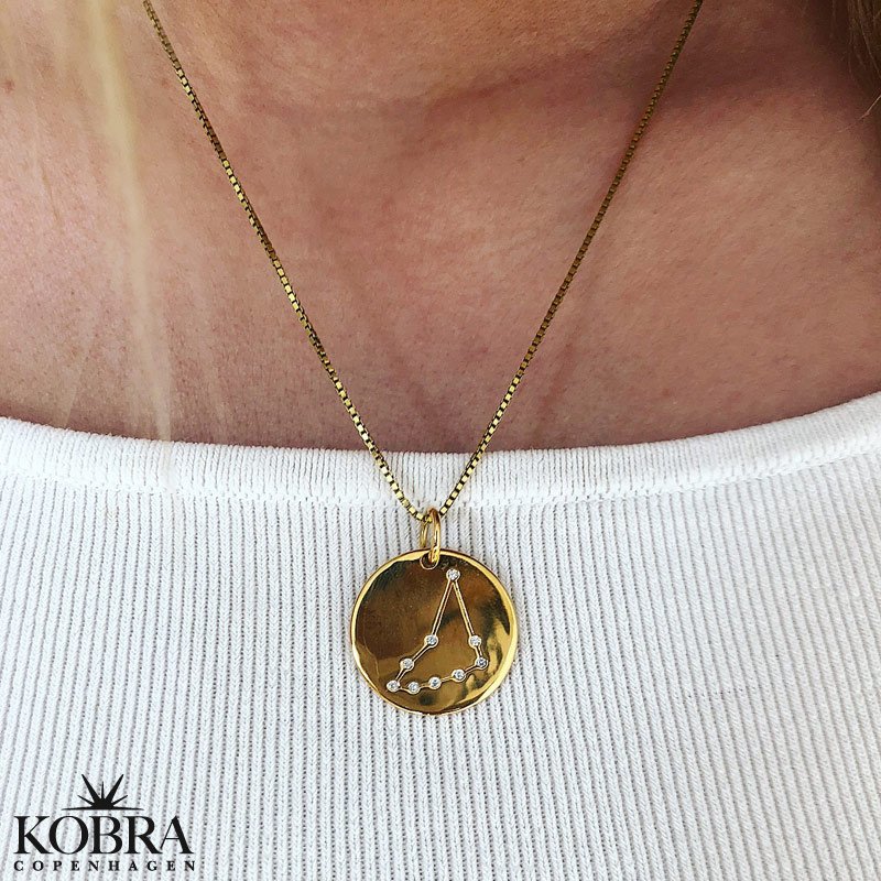 "Zodiac" stjernetegnshalskde med sten i 18 karat forgyldt