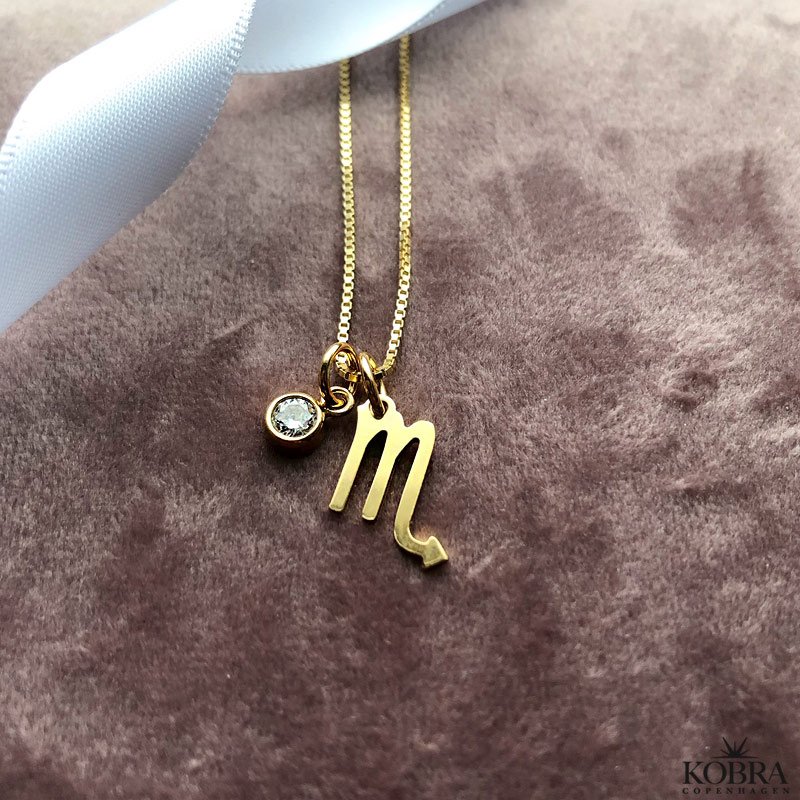 "Hoshi" 18 karat forgyldt Zodiac halskde med lille hvid sten