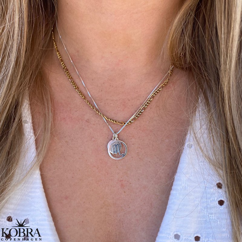 Guld halskde med dit stjernetegn og lille rund charm