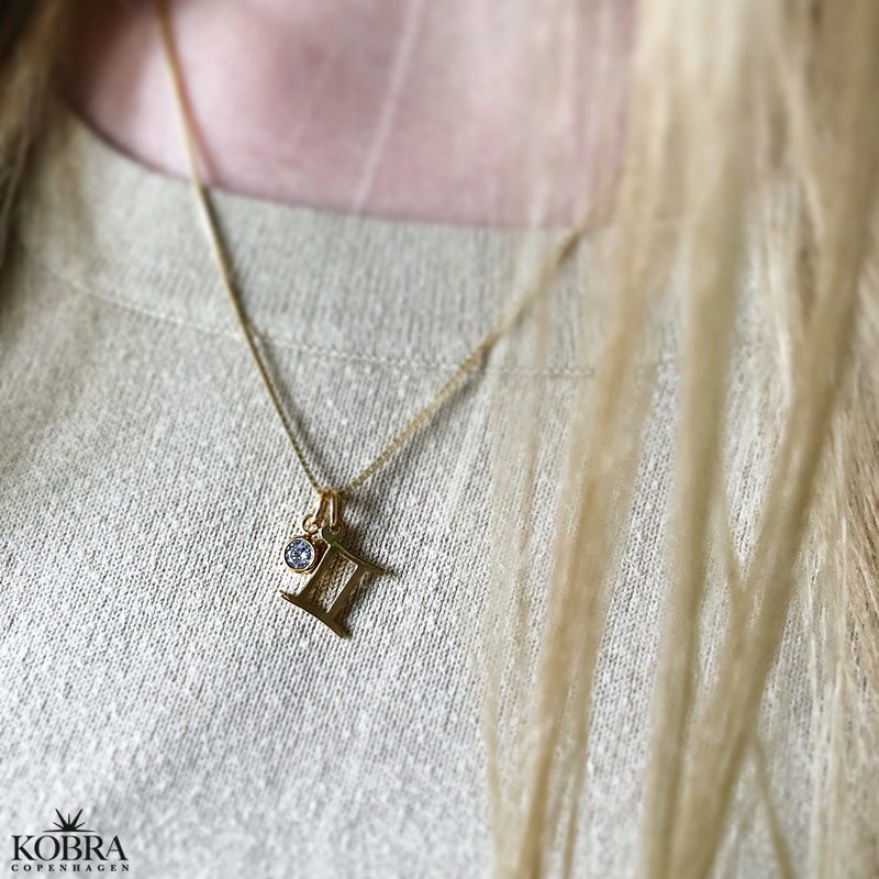 "Hoshi" 18 karat forgyldt Zodiac halskde med lille hvid sten