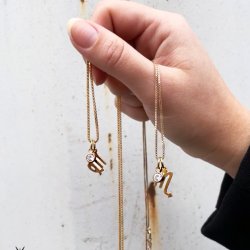 "Hoshi" 18 karat forgyldt Zodiac halskde med lille hvid sten