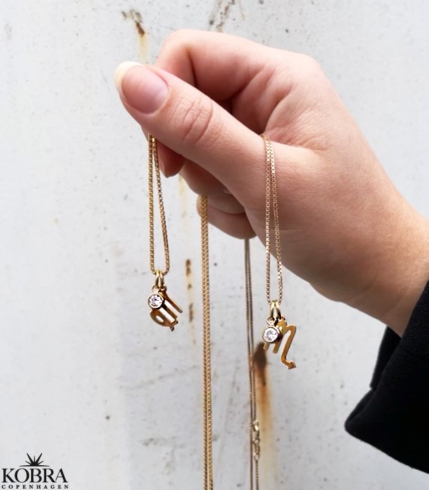 "Hoshi" 18 karat forgyldt Zodiac halskde med lille hvid sten