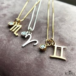 "Hoshi" 18 karat forgyldt Zodiac halskde med lille hvid sten