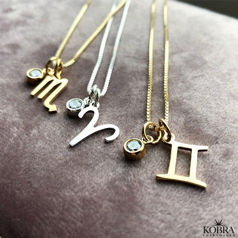 "Hoshi" 18 karat forgyldt Zodiac halskde med lille hvid sten