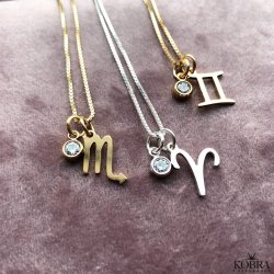 "Hoshi" hndlavet  Zodiac halskde i sterling slv med hvid sten