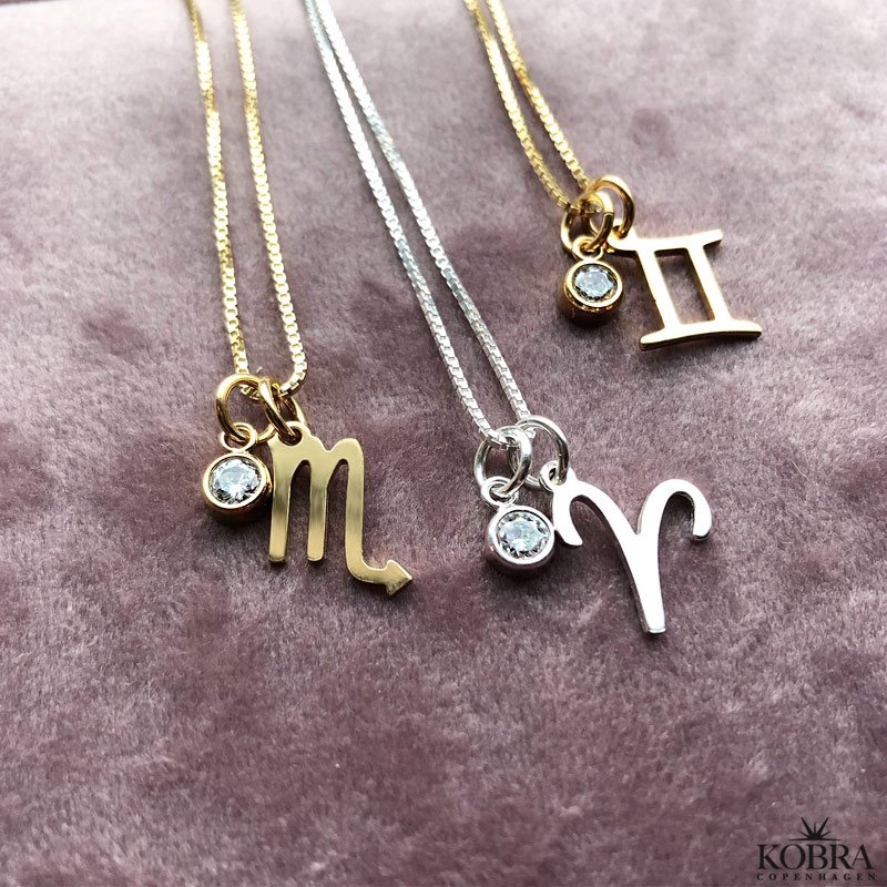 "Hoshi" hndlavet  Zodiac halskde i sterling slv med hvid sten